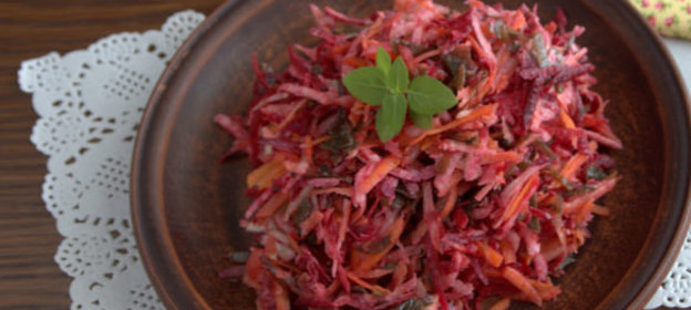 Салат с морской капустой и корнеплодами