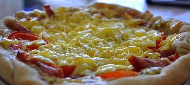 Мясная пицца с белым соусом в мультиварке