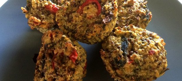 Овощные маффины из киноа с копченым лососем