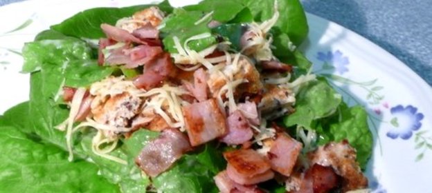 Салат Цезарь с беконом