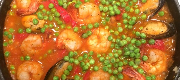 Паэлья с уткой и морским гадами