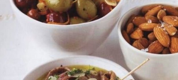 Маринованные анчоусы, оливки и соленый миндаль