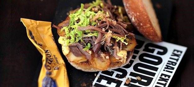 Бургер с утиными ножками конфи