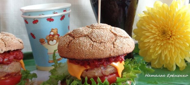 Домашний чизбургер с соусом барбекю