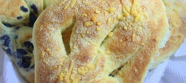 Лепешки с сыром и маслинами