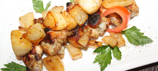 Медовые крылышки в горчичном маринаде с жареной грушей