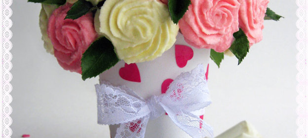 Розовый букет из мини-маффинов