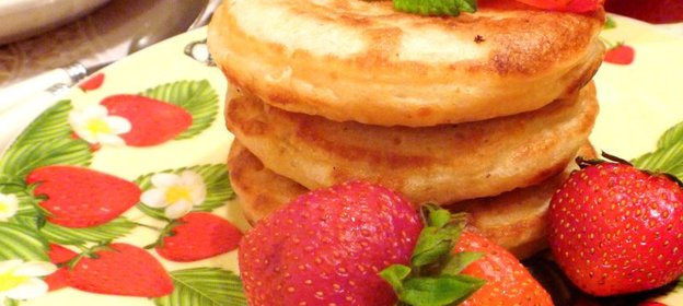 Оладьи с хлопьями и клубнично-банановым припеком