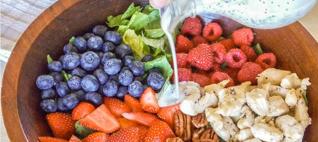 Американский ягодный салат с курицей