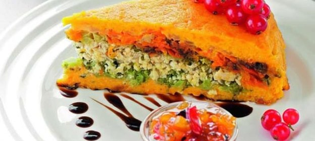 Морковная запеканка с индейкой и соусом из сухофруктов