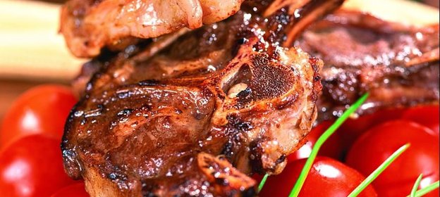 Баранина в винно-луковом маринаде с луковым соусом