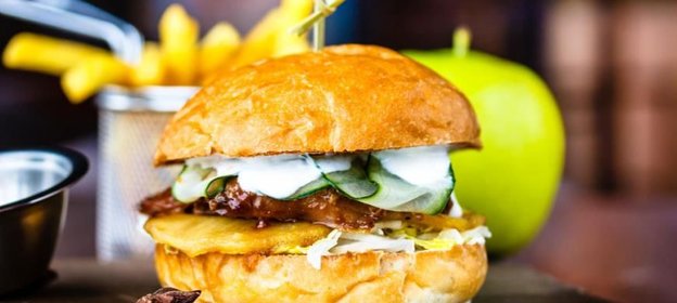 Бургер Lucky Ducky с уткой и яблоком