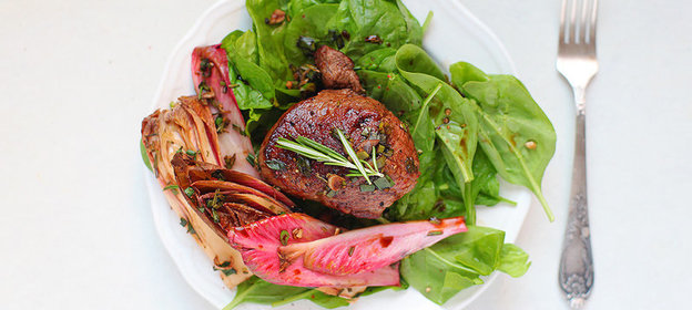 Нежный стейк с легким гарниром: ужин за 30 минут