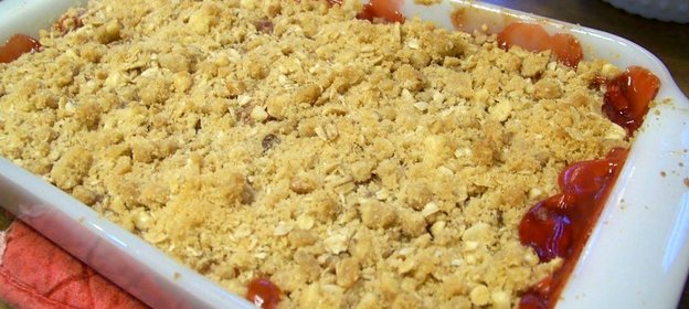 Запеканка с клубникой и ревенем