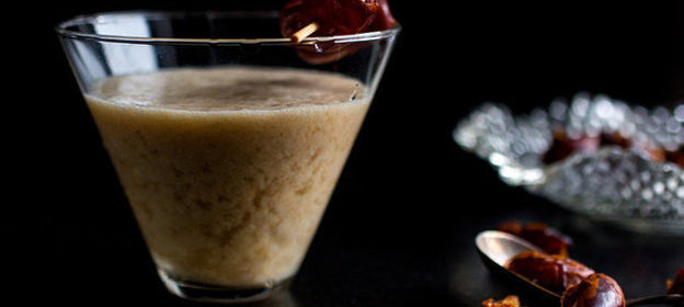 Смузи с финиками, диким рисом и миндальным молоком