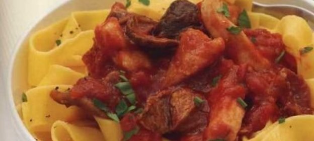 Паста с томатным соусом, грибами и куриным филе