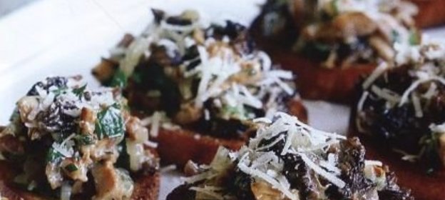 Огурцы соленые с красной смородиной