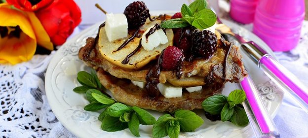 Мясной «Мильфей» с грушами и шоколадным соусом