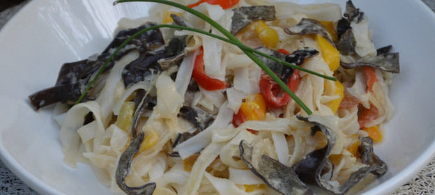 Рисовая лапша с овощами в азиатском стиле