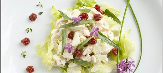 Салат с курицей, эстрагоном и йогуртовой заправкой