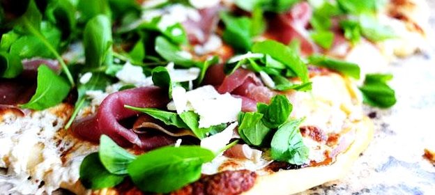 Пицца с ветчиной и аругулой