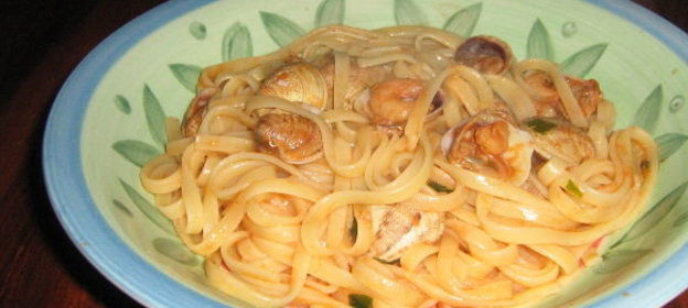 Паста с морскими моллюсками (вонголе) и креветками