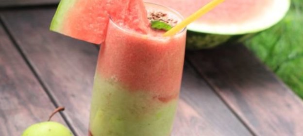 Смузи с арбузом, сливами и яблоком