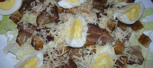 Салат «Цезарь» с беконом