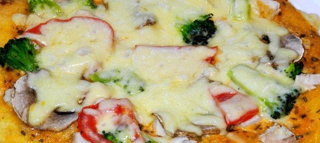 Пицца с курицей и брокколи