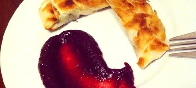 Снэки с камамбером и винным соус из брусники и вишни