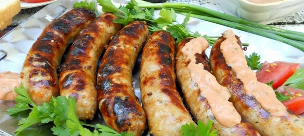 Колбаски-гриль в горчично-соевом маринаде на костре с острым розовым соусом