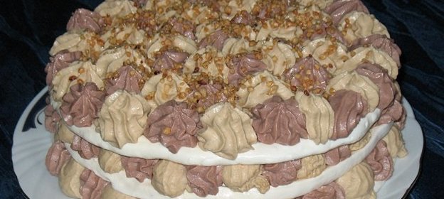 Торт-безе с двумя кремами: ореховым и кофейным