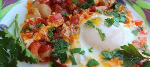 Шакшука яичница с помидорами и луком