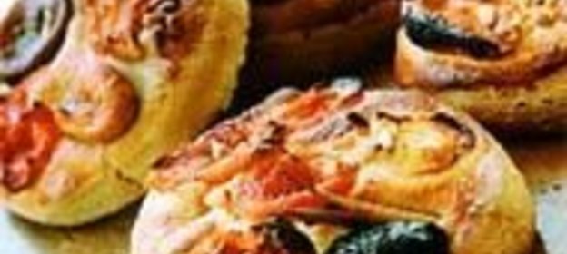 Булочки с фруктами и орехами