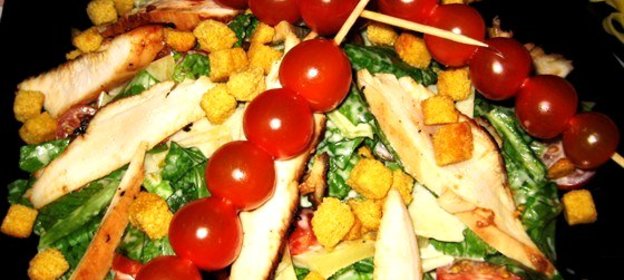 Салат «Цезарь» с курицей и беконом
