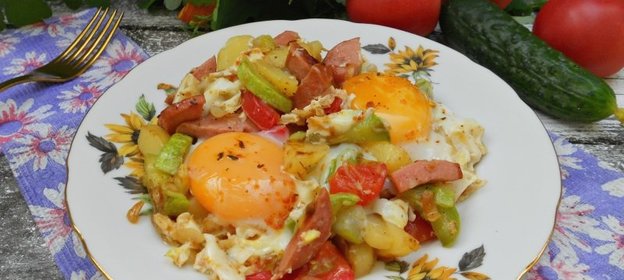 Яичница с овощами и колбасой