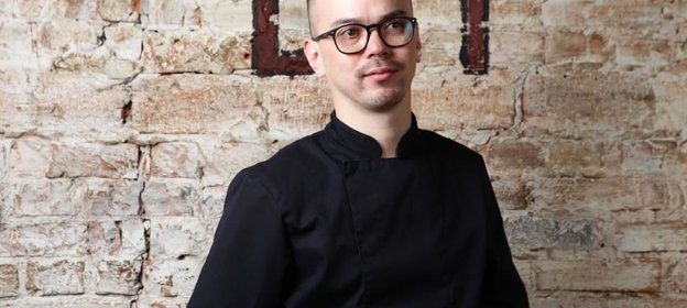 Блины с карамелизированным бананом, гранолой и шоколадным мороженым от Тимура Абузярова