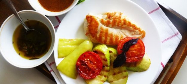 Куриная грудка и овощи на гриле с двумя соусами