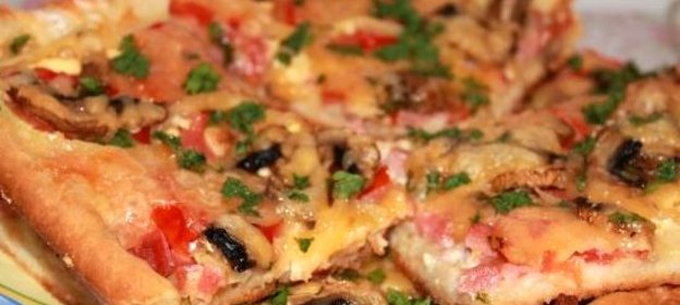 Пицца с колбасой и шампиньонами