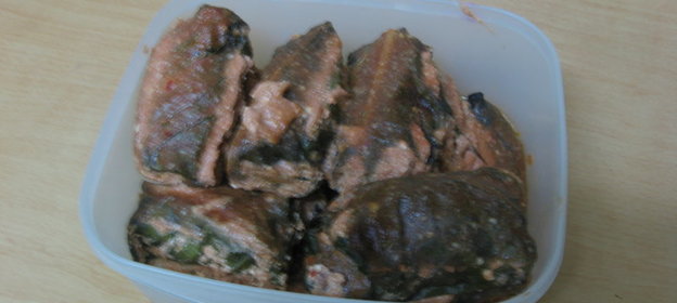 Голубцы в свекольных листьях