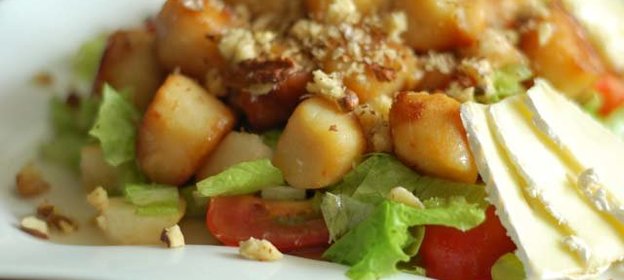 Тёплый салат из груш и морского гребешка