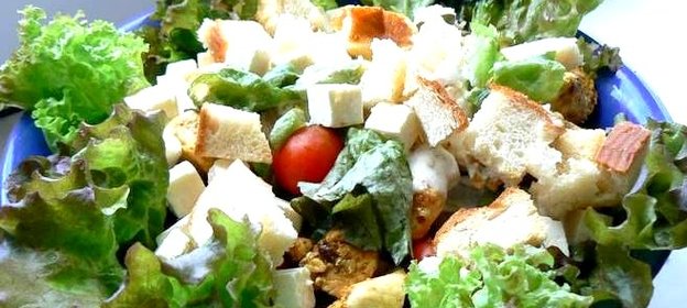 Салат Цезарь с брынзой