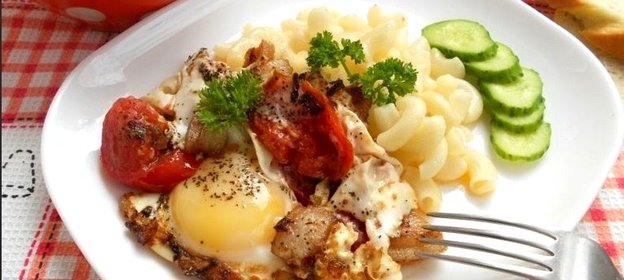 Яичница с салом и помидорами