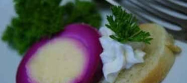 Яйца в свекольном маринаде