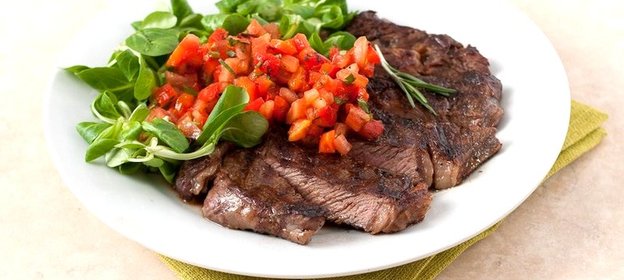 Стейк из австралийской мраморной говядины с чили сальсой