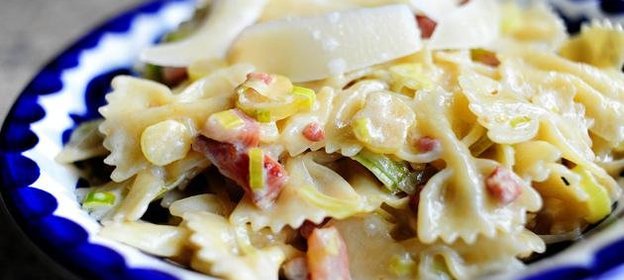 Паста с беконом и луком