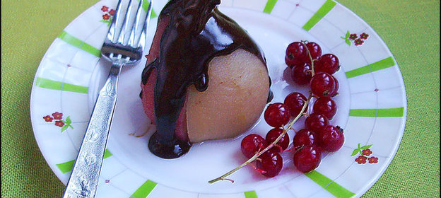 Груша, пошированная в белом вине или клюквенном морсе, с шоколадным соусом