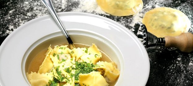 Равиоли с говядиной в курином бульоне