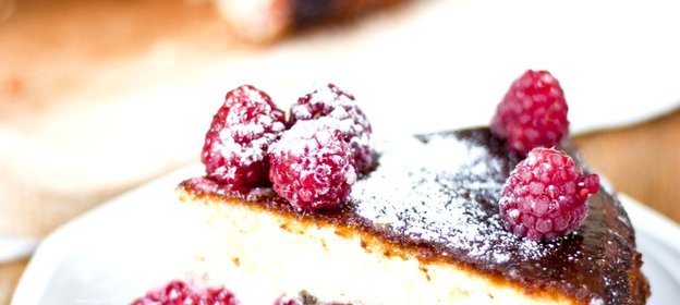 Лаймовый кекс со свежей малиной