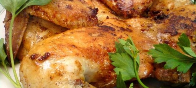 Пицца с сардельками и зеленым горошком